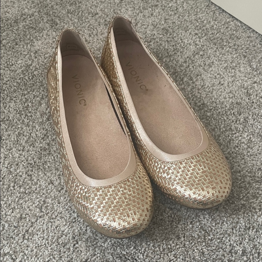 Vionic Anita Gold Woven Flats Sz 7 round toe arch support elastic like new